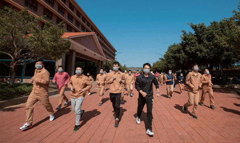 组织“跑在阳光下，跑进健柯凤”体育活动